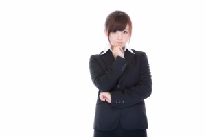 匿名査定について考える女性