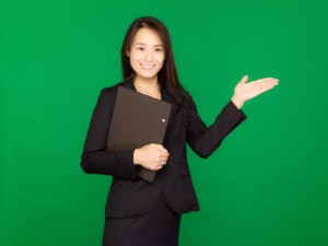 匿名査定の方法を話す女性